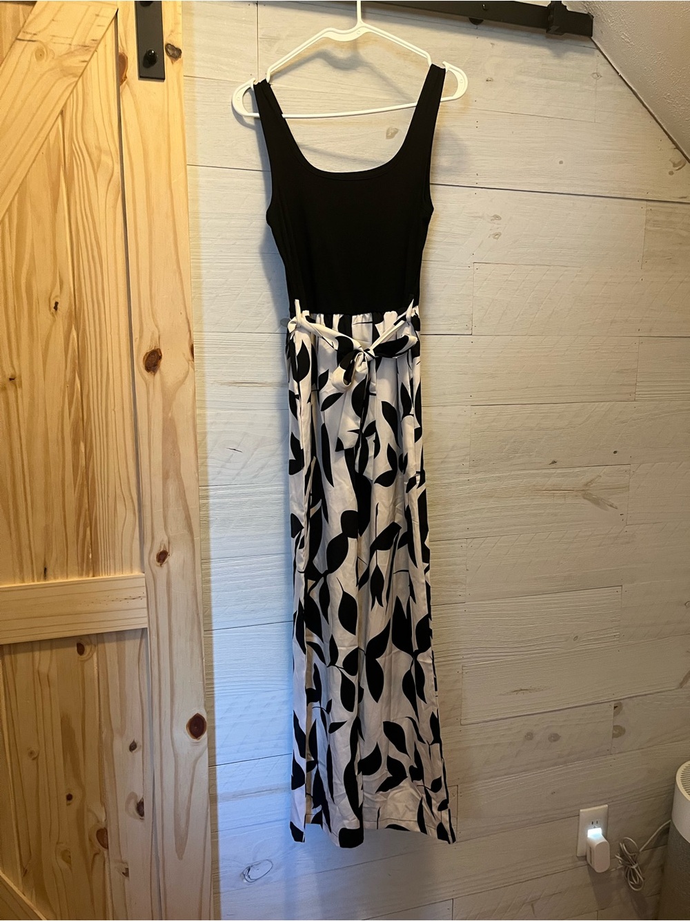 Sleeveless Black Tank jumper with White & Black Leaf